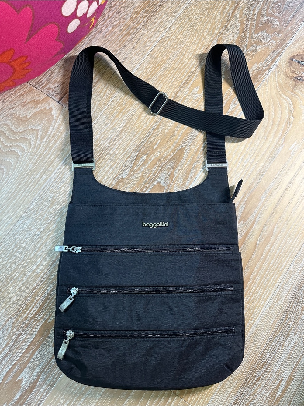 Baggallini Legacy Big Zipper Crossbody Organizer Bag in Black